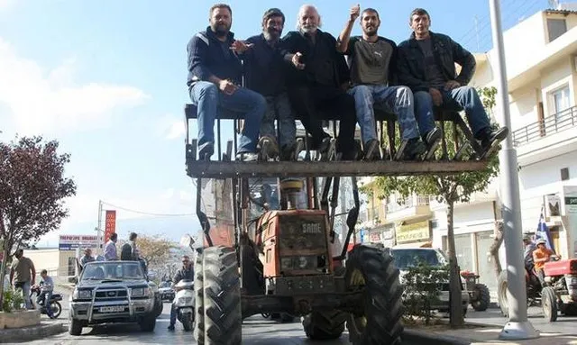Ζεσταίνουν τα τρακτέρ τους για την Αθήνα οι αγρότες