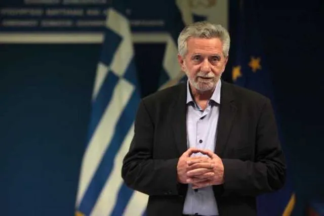 Φρένο στη μεταφορά μεταναστών από τα νησιά - Το σχέδιο επιβράδυνσης Δρίτσα