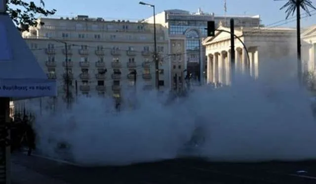 Επεισόδια στο Σύνταγμα: Τραυμάτισαν σοβαρά δημοσιογράφο
