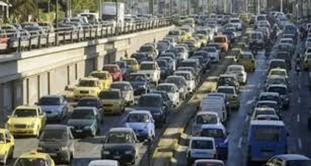 Ουρές χιλιομέτρων στον Κηφισό - Αναποδογύρισε νταλίκα