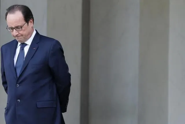 Φοιτητές έσκισαν βιβλία του Φρανσουά Ολάντ 