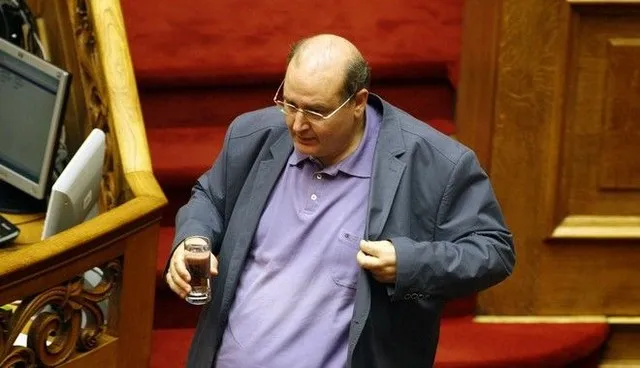 Φίλης: Εγώ χέρια παπάδων δεν φιλώ ποτέ