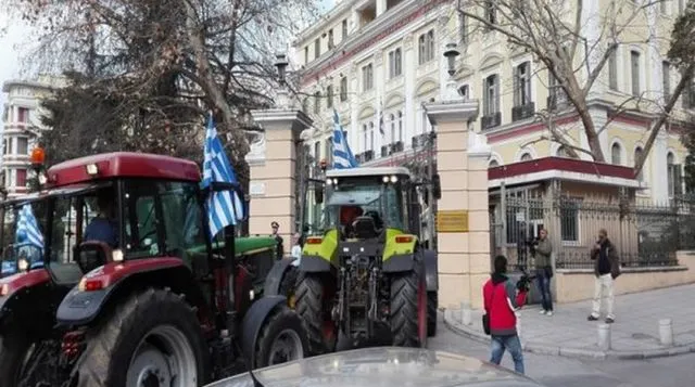 Θεσσαλονίκη: Αγρότες προσπάθησαν να ρίξουν την πόρτα του υπουργείου Μακεδονίας - Θράκης
