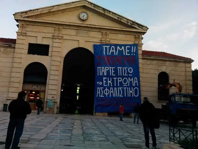 Οι αγρότες υψώνουν πανό και στην δημοτική αγορά Χανίων
