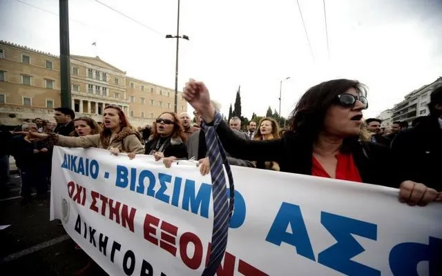 Συνεχίζουν τις κινητοποιήσεις δικηγόροι, μηχανικοί, λογιστές, γιατροί