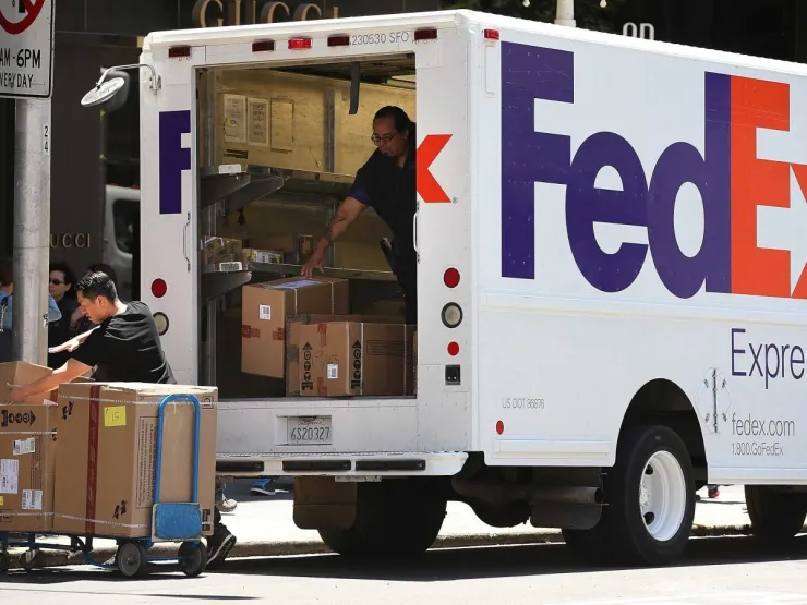 ΗΠΑ: Η FedEx κατέθεσε αγωγή για να της επιστραφούν δασμοί