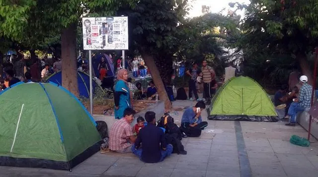 Μπλόκο της αστυνομίας στην παρουσία προσφύγων στην πλατεία Βικτωρίας