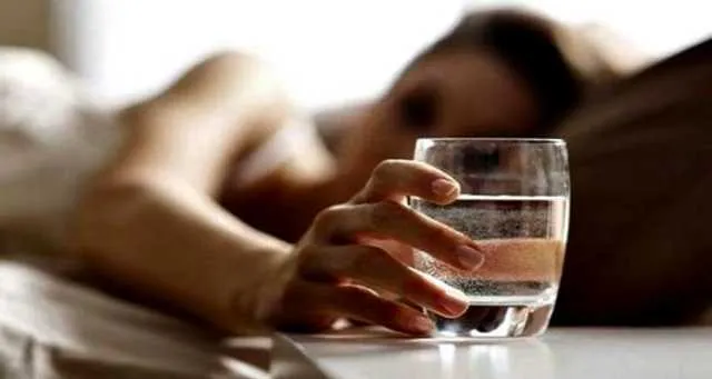 Γιατί απαγορεύεται να πίνετε νερό από το ποτήρι που έχετε δίπλα σας τη νύχτα