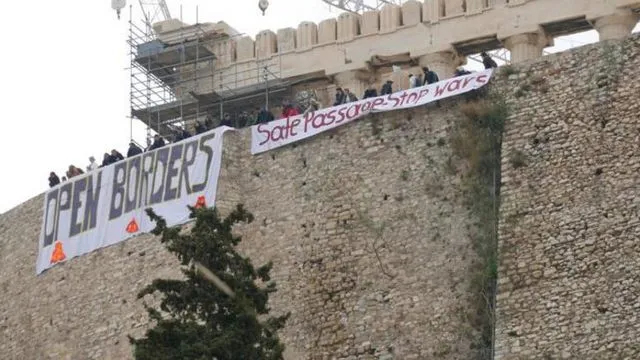 Πανό στην Ακρόπολη υπέρ των ανοιχτών συνόρων