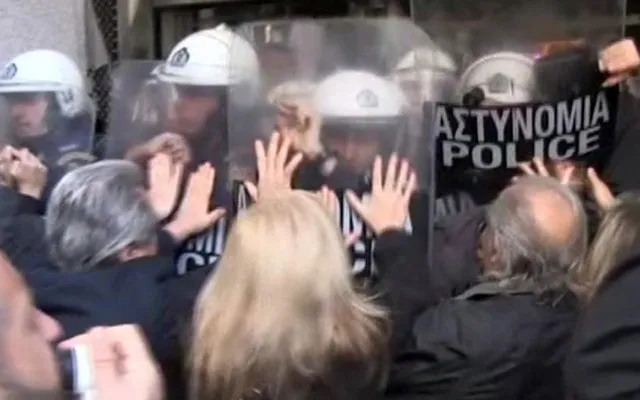 Ένταση στο ΥΠΟΙΚ μεταξύ ΜΑΤ και μελών της ΠΟΕΔΗΝ
