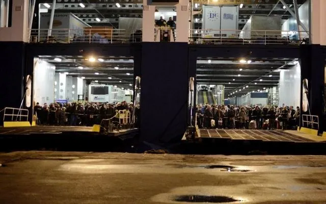 Με χειροπέδες έφτασαν στον Πειραιά 150 μετανάστες