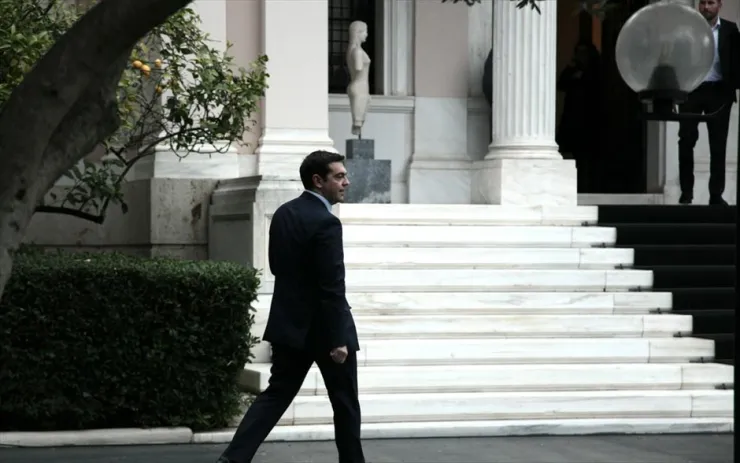 Σε εξέλιξη κυβερνητική σύσκεψη υπό τον Τσίπρα για το προσφυγικό