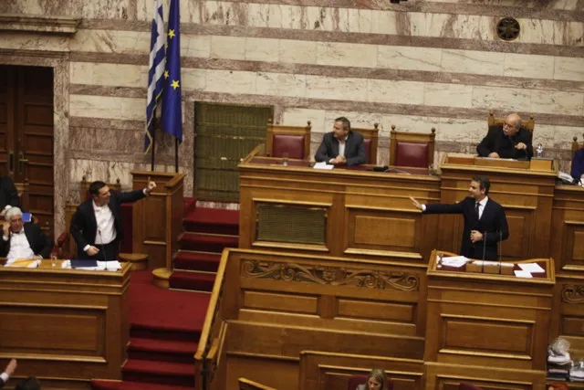 Καβγάς Τσίπρα - Μητσοτάκη στη Βουλή