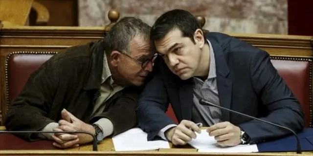Ο Μουζάλας μένει, ο Καμμένος τα μαζεύει