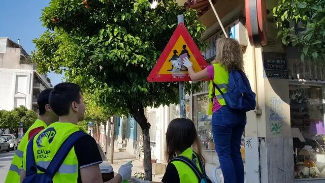 Εθελοντές του I.O.AΣ. και της LeasePlan Hellas καθάρισαν 266 «βρώμικες» και επικίνδυνες πινακίδες