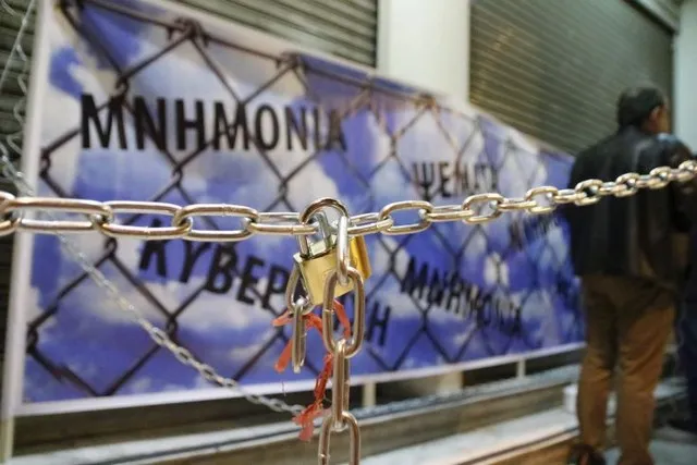 Αλυσίδες στην είσοδο του υπουργείου Υγείας