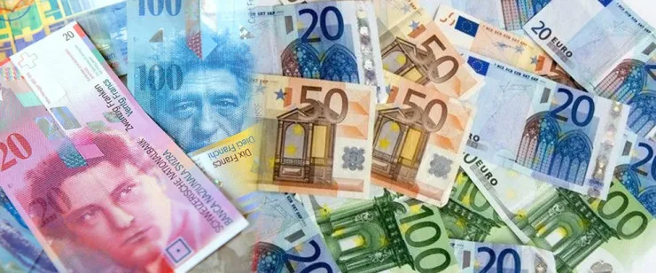 Μένουν πιστοί στα χαρτονομίσματα οι Ελβετοί