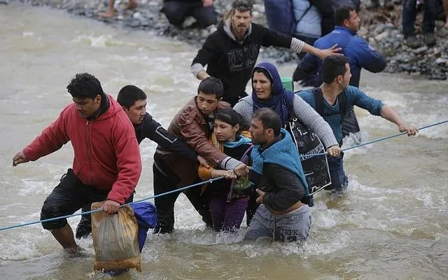 Διανομή ενημερωτικών φυλλαδίων στους πρόσφυγες
