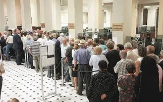 Επανέρχεται η επιβολή ειδικού τέλους στις τραπεζικές συναλλαγές