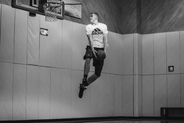 Στην οικογένεια της Adidas και ο νεαρός σταρ των New York Kniks, Porzingis