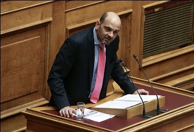 Με το... ένα πόδι έξω από το Ποτάμι ο Φωτήλας
