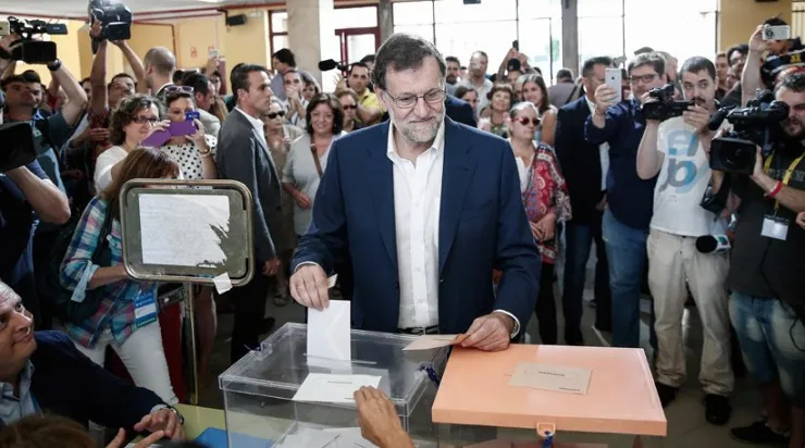 Ισπανία: Οι σοσιαλιστές κρατούν στην εξουσία τον δεξιό Ραχόι