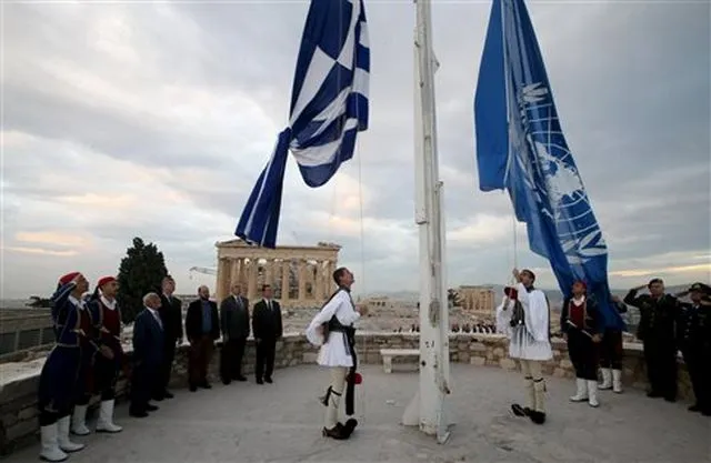 Έπαρση της σημαίας του ΟΗΕ στην Ακρόπολη