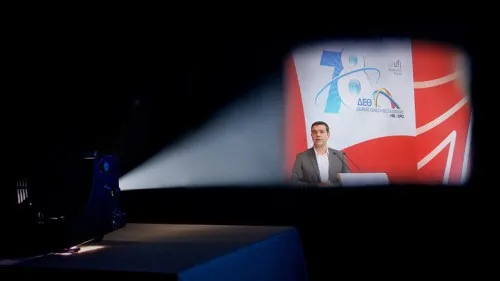 Ούτ λέξη για ανασχηματισμό από Τσίπρα, κορώνες κατά ΝΔ για διαπλοκή