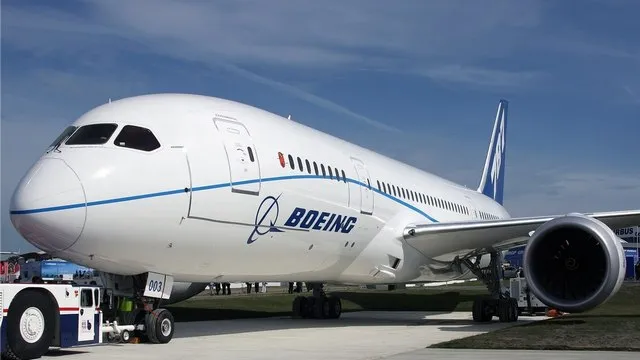 Ρωσία: Boeing 777 με πάνω από 100 επιβάτες επιστρέφει στη Μόσχα