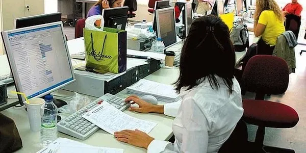 Απολύσεις στο Δημόσιο και λουκέτα σε ΔΕΚΟ ζητούν οι δανειστές - Διαψεύδει η κυβέρνηση