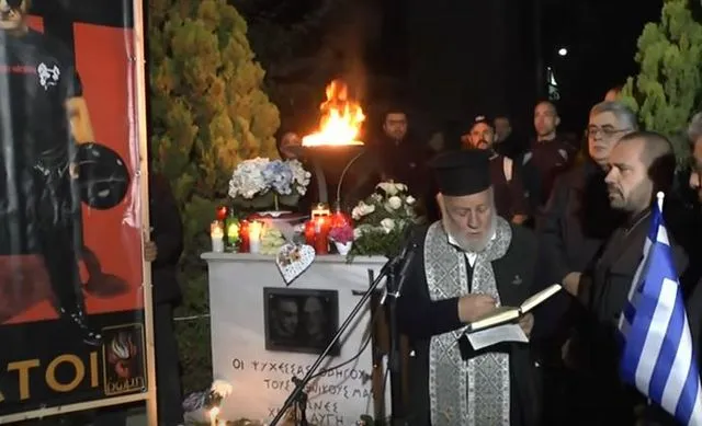 Βίντεο: Ιερέας τέλεσε δέηση υπέρ της Χρυσής Αυγής και διάβασε «ανάθεμα» για όσους είναι κατά τους