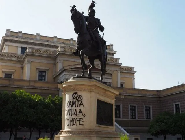 Βανδάλισαν τον ανδριάντα του Κολοκοτρώνη στην Παλαιά Βουλή