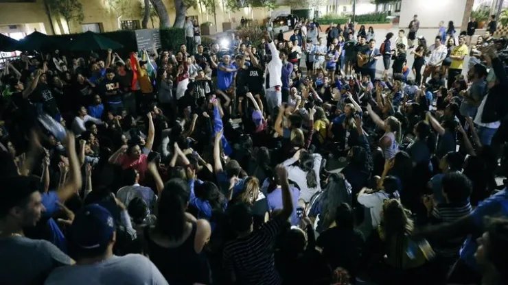 Επεισόδια και φωτιές στην Καλιφόρνια από διαδηλωτές κατά του Τραμπ