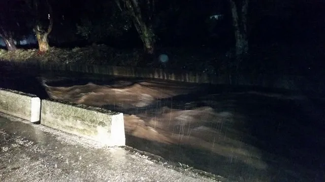 Θεομηνία στη Λέσβο: Xαλάζι, πλημμυρισμένα σπίτια και «φουσκωμένα» ποτάμια