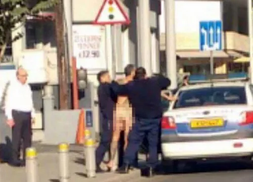 Κυκλοφορούσε γυμνός στο δρόμο και... δάγκωνε αστυνομικούς