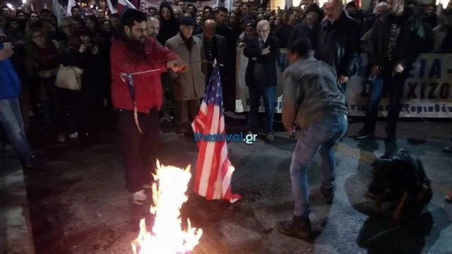 Θεσσαλονίκη: Στο αμερικανικό προξενείο η πορεία του ΚΚΕ για το Πολυτεχνείο - Έκαψαν τη σημαία των ΗΠΑ