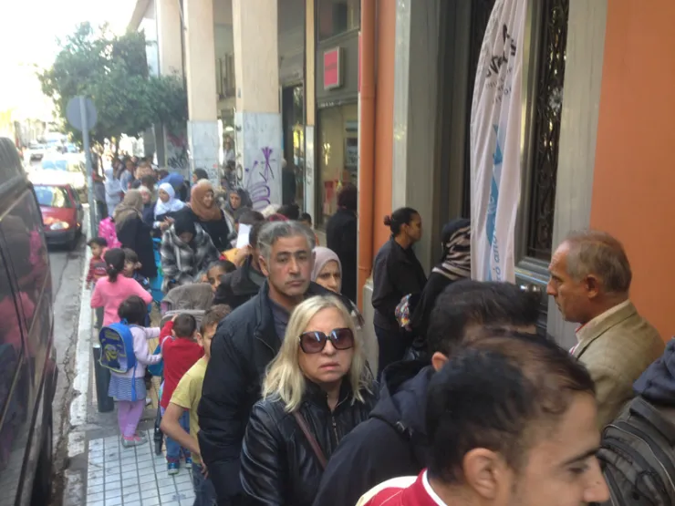 Εκατοντάδες στην ουρά για ένα πιάτο φαγητό