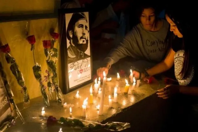 Οι Κουβανοί αποτίουν φόρο τιμής στον Φιντέλ