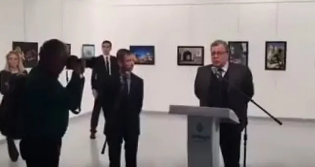 Νέο σοκαριστικό βίντεο από τη στιγμή της δολοφονίας του Ρώσου πρέσβη