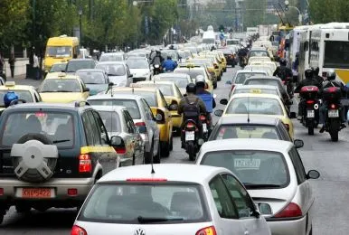 Μποτιλιάρισμα σε πολλούς δρόμους της Αθήνας λόγω της απεργίας
