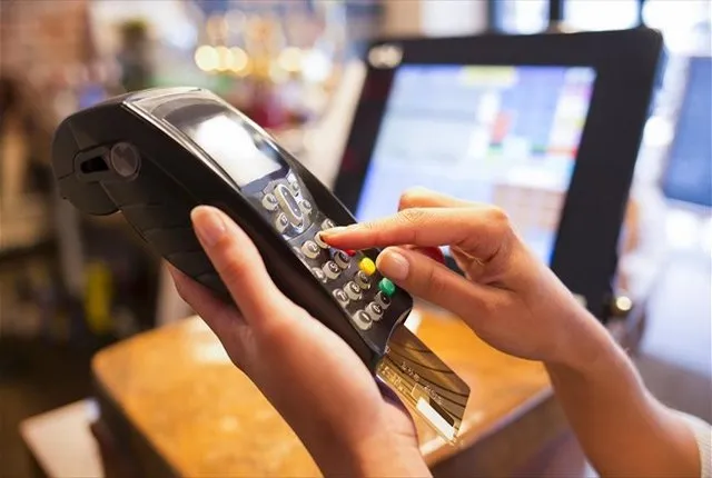 ΕΕΤ: Τι πρέπει να προσέχουν οι καταναλωτές στις συναλλαγές με κάρτες