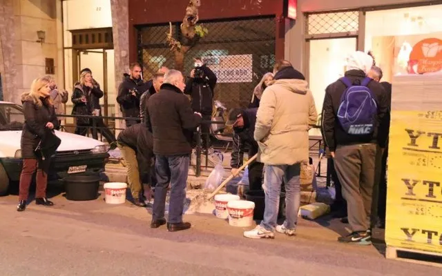 Eργαζόμενοι στα νοσοκομεία χτίζουν την είσοδο του υπ. Υγείας