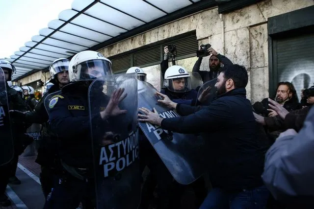 Επεισόδια στη Βουλή: Συμπλοκή διαδηλωτών με δυνάμεις των ΜΑΤ