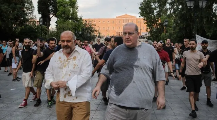 Πέταξαν καφέδες σε Φίλη και Ξυδάκη σε συγκέντρωση αλληλεγγύης
