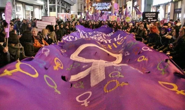Γυναίκες στην Τουρκία: «Μην Ασχολείσαι με το Ντύσιμό μου»