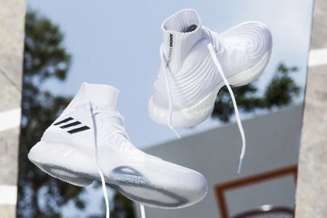 Κλείνει εργοστάσια η Adidas