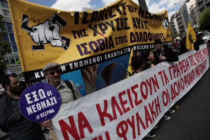 Σε εξέλιξη η αντιφασιστική πορεία για το κλείσιμο των γραφείων της Χρυσής Αυγής