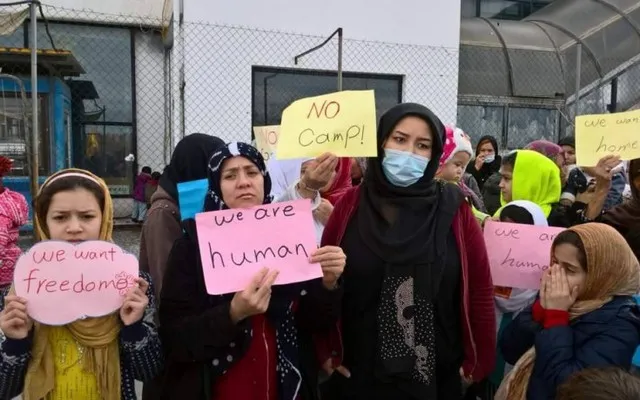Σε απεργία πείνας οι πρόσφυγες στο Ελληνικό-Επίσκεψη Μουζάλα