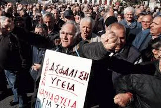 Συγκέντρωση των συνταξιούχων στην πλατεία Κοτζιά