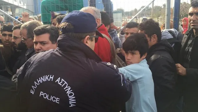 Ένταση στο Ελληνικό: Αστυνομικός δίνει γροθιές σε παιδάκι